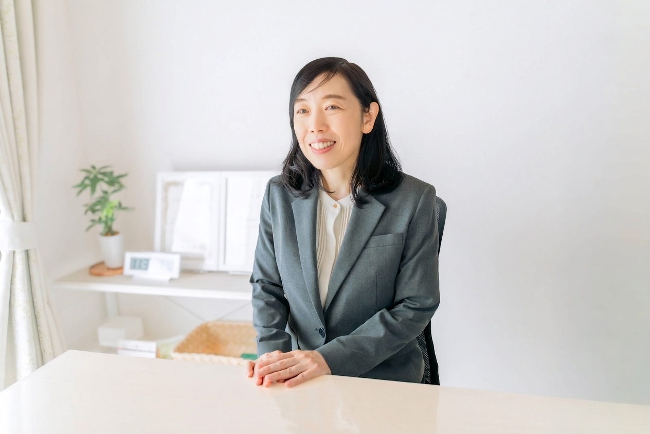 面談室で相談を受ける司法書士 鈴木直美