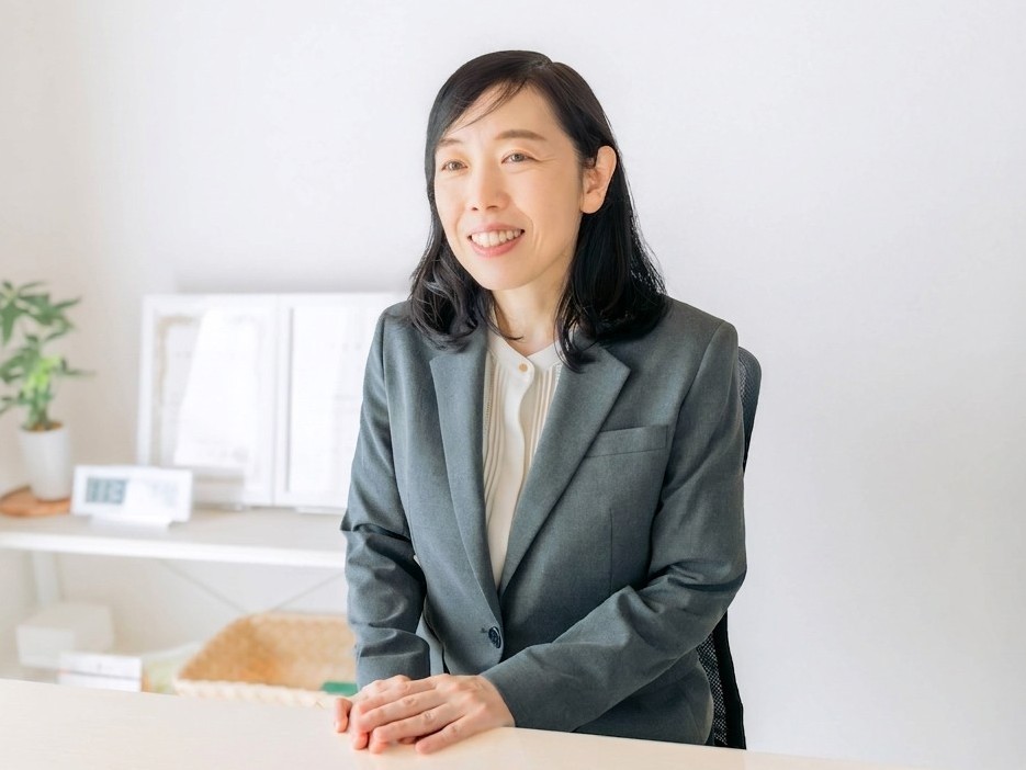 面談室で相談を受ける司法書士 鈴木直美